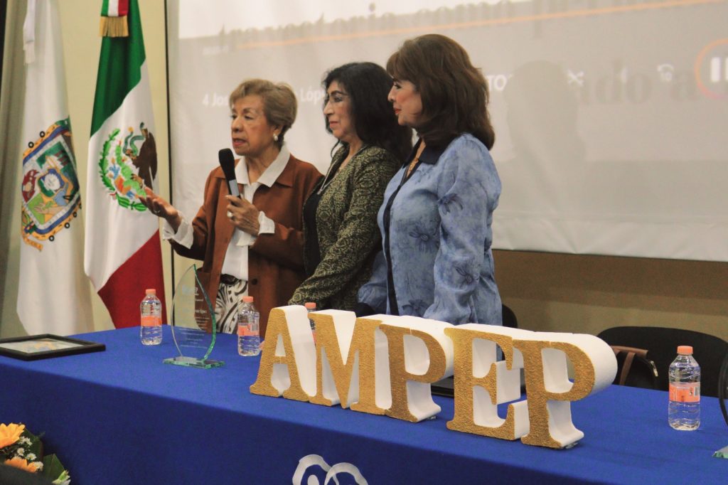 AMPEP distinguió a la Periodista Josefina Zárate por 60 años de trayectoria