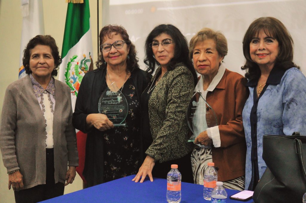 La escritora Ana María Dolores Huerta Jaramillo, recibió reconocimiento por más de 50 años como investigadora, historiar a las mujeres y visibilizar las ciencias médicas y la botánica.
