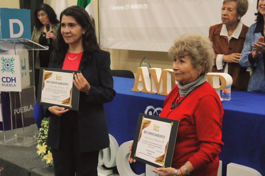 Reconocimiento especial a las periodistas Olivia López Pescador y Linda Zavala, por su labor y dedicación en el programa de radio de la AMPEP denominado Aquí y Ahora