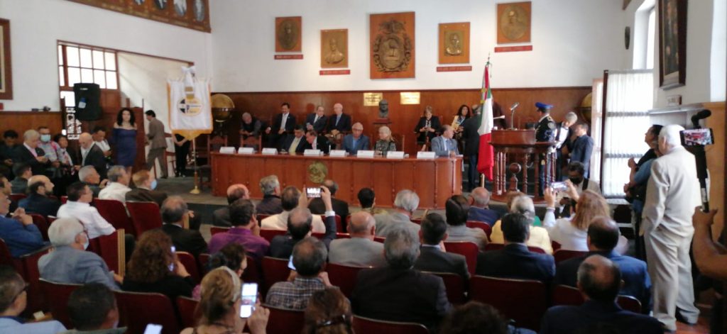 el acto efectuado en el Auditorio Miguel Hidalgo y Costilla de la Benemérita Sociedad Mexicana de Geografía y Estadística en el centro de la Ciudad de México