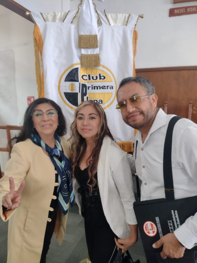 Claudia García Polo, Valentín Paredes y J. Leticia García Polo representante del Club Primera Plana en Puebla