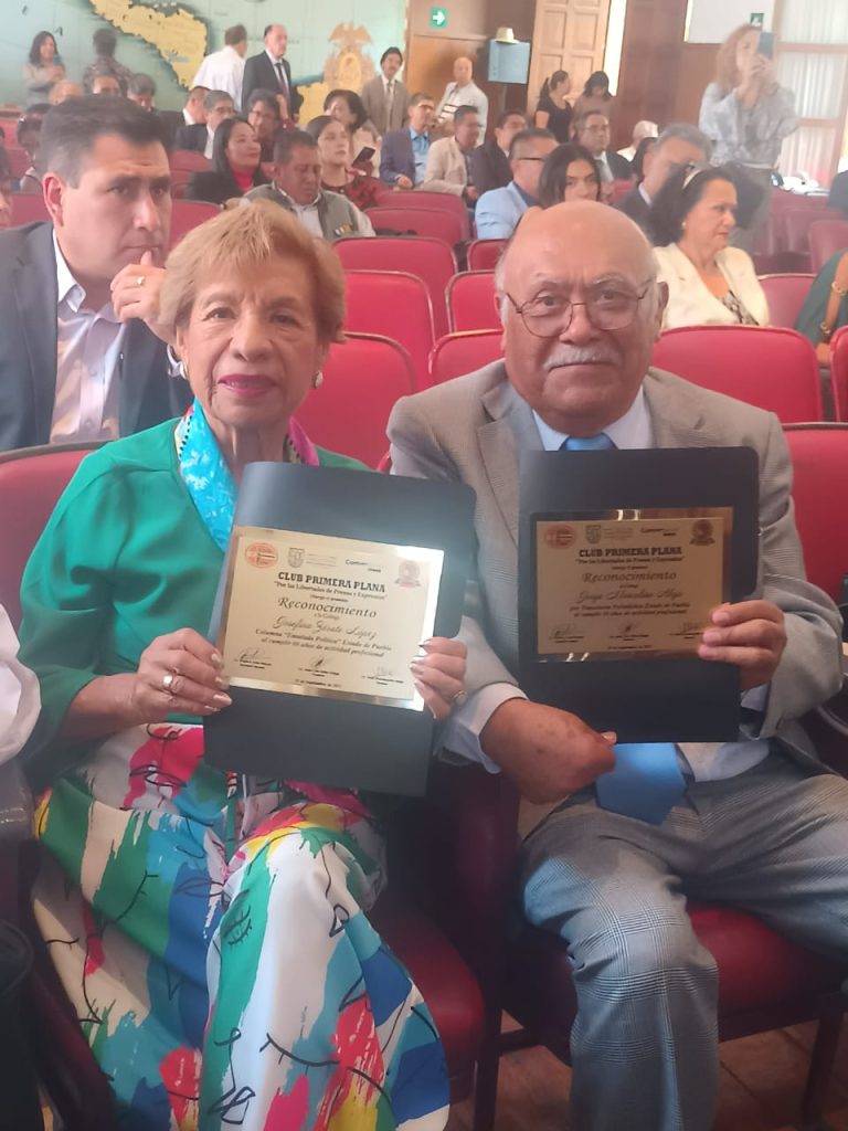 Josefina Zárate López y Jorge Marcelino Alejo recibieron reconocimiento nacional del Club Primera Plana Josefina Zárate López columnista de “Ensalada Política” por 60 años de trayectoria y Jorge Marcelino Alejo por 50 años de trayectoria como periodista y 40 años por su columna Agenda Empresarial 