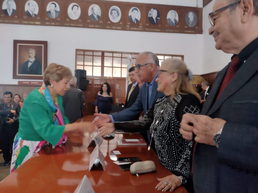 JOSE ZÁRATE RECIBE RECONOCIMIENTO POR 60 AÑOS